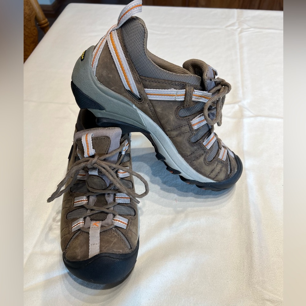 KEEN WOMENS SIZE 8